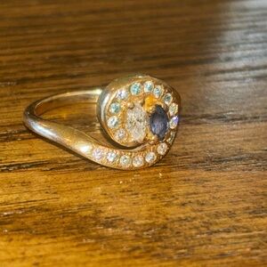 Elegant Gold and Gemstone Women's Ring